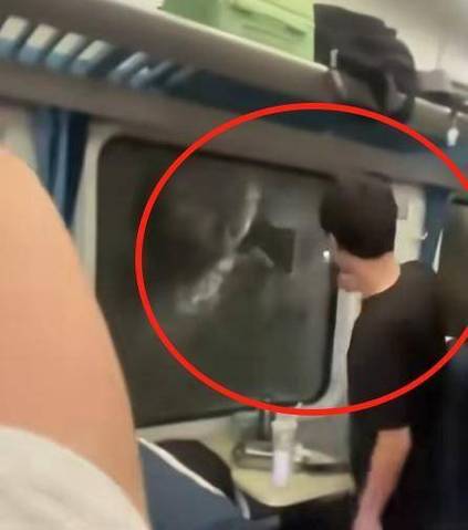 国内首条，开通一周就被砸了车厢玻璃？网友：被困了十多分钟，已出现头晕缺氧！客服回应