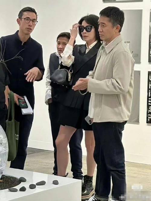 梁朝伟夫妇看展被偶遇，刘嘉玲穿百褶裙秀美腿，梁朝伟抿嘴好害羞