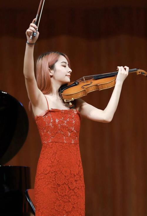 陆虎与女友领证晒甜蜜写真幸福美满惹张远狂羡慕