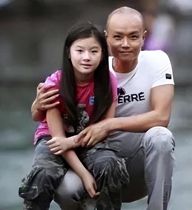 乐嘉罕晒女儿弹琴称其为女友，10岁灵儿长相随妈，乐嘉曾说会娶她