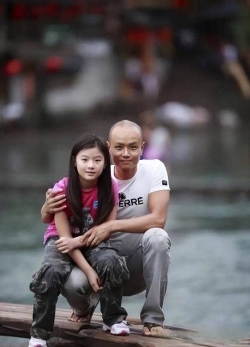 乐嘉罕晒女儿弹琴称其为女友，10岁灵儿长相随妈，乐嘉曾说会娶她