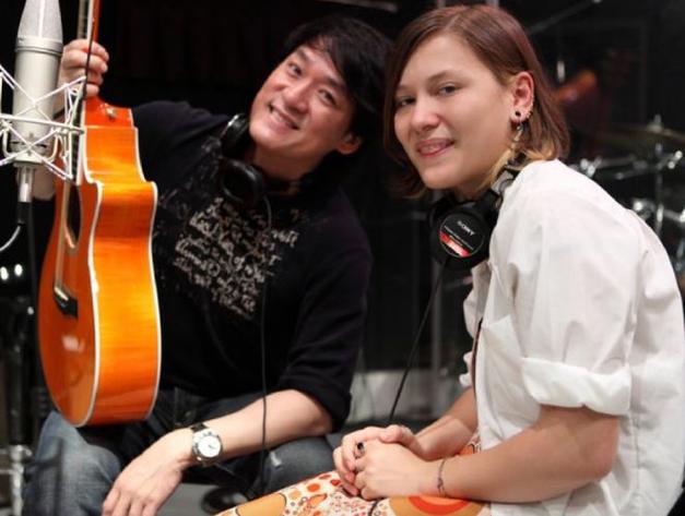 62岁周华健回香港祭祖，现身高档餐厅就餐，主动为粉丝买单显豪气