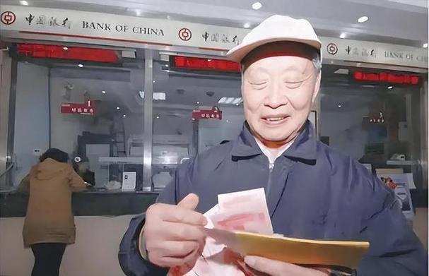 中老年人去银行办卡存钱,不管工作人员多热情,这两项功能都别开
