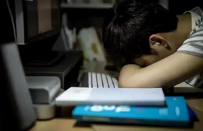 中学生沉迷“颜色网站”，家长发现后死不承认，3个痕迹暴露自己