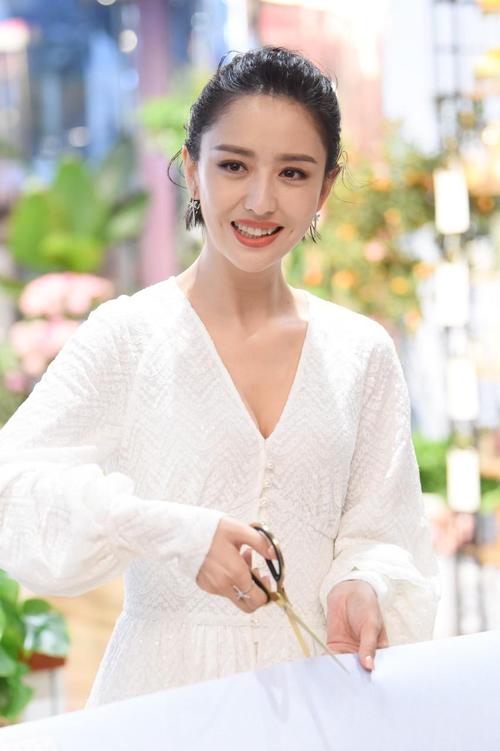 佟丽娅分享旅行美照，身姿曼妙惹人羡，笑容甜美如初恋