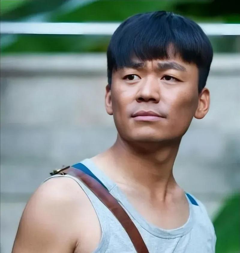 我，90后群演，每天吃了上顿没下顿，明星们却饭来张口，吃喝不愁