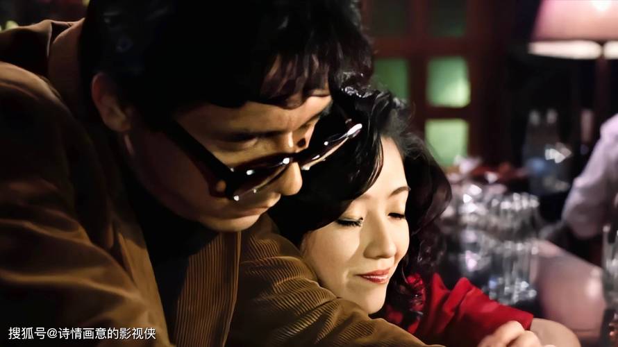 电影《纵情女郎》中自由意识的觉醒是重要的主题，表现在哪方面？