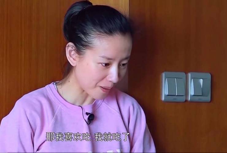 董洁母子享用美食，素颜出街好真实，近照被指一脸疲惫但胜在气质