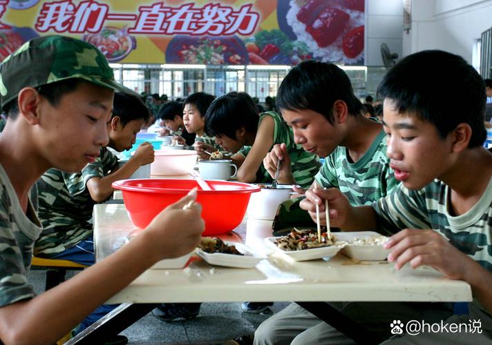 河北一职校学生集体站着吃饭，遭到家长强烈反对，教育局发声