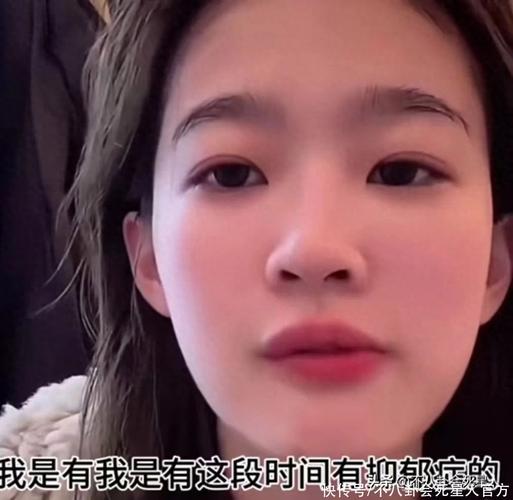 王思聪参加高档宴会，变瘦被指像大头娃娃，与美女富婆合影显拘谨