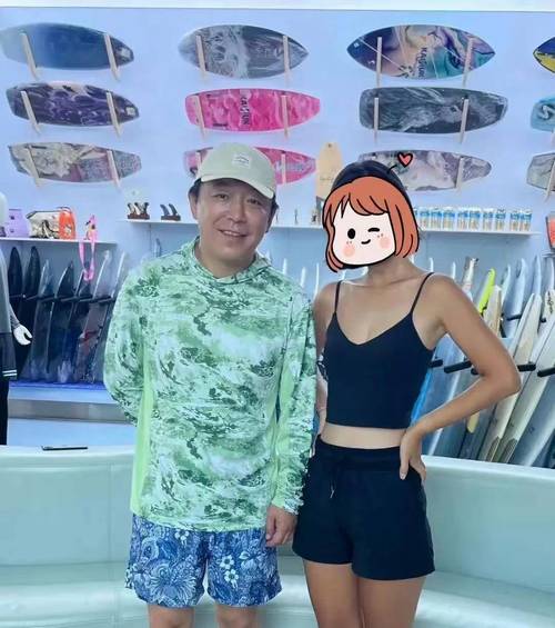 黄渤家宴排场大！妻子小欧罕见露面显年轻，全家人共用一张脸
