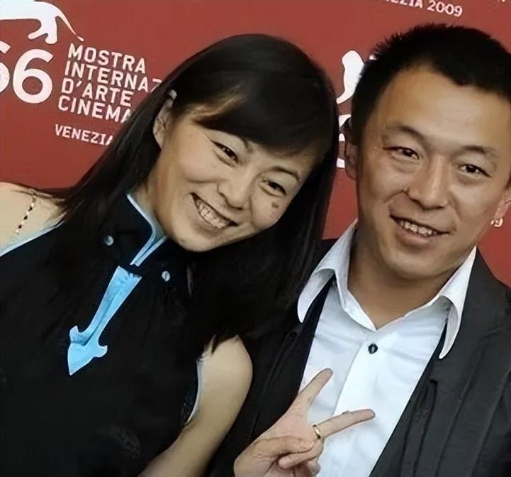 黄渤家宴排场大！妻子小欧罕见露面显年轻，全家人共用一张脸